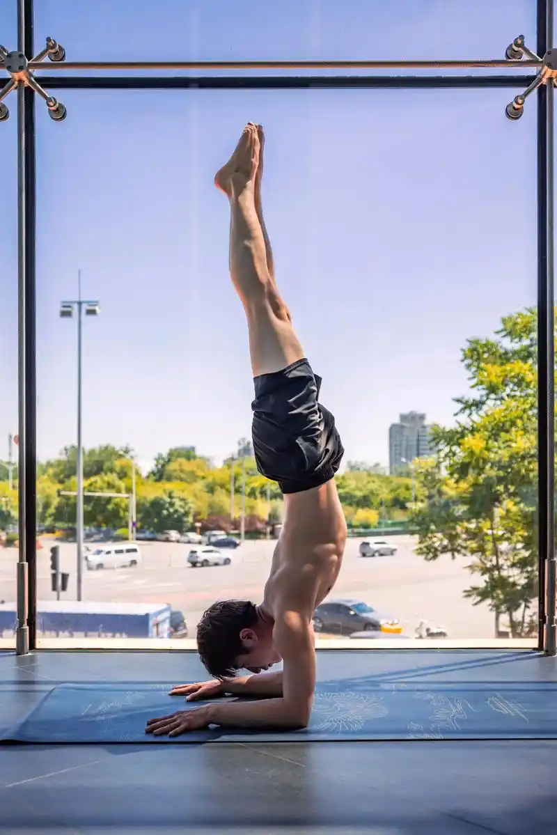 阳光男生瑜伽写真.男生写真,阳光下的瑜伽.保持健康身体,释放 - 抖音