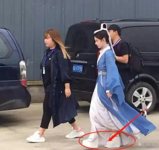 难怪电视里只有上半身镜头下移后是观众看不了的尴尬画面