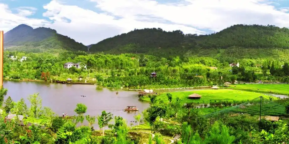 中南百草原(中南百草园)景区位于"中国美丽乡村"——浙江省湖州市安吉
