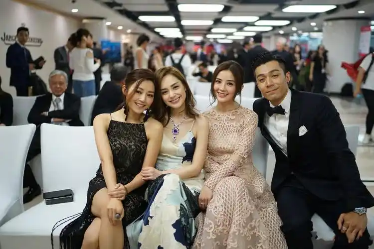 蔡卓妍晒出与四大天王的合照,并称:终于让我集齐四大天王的合照