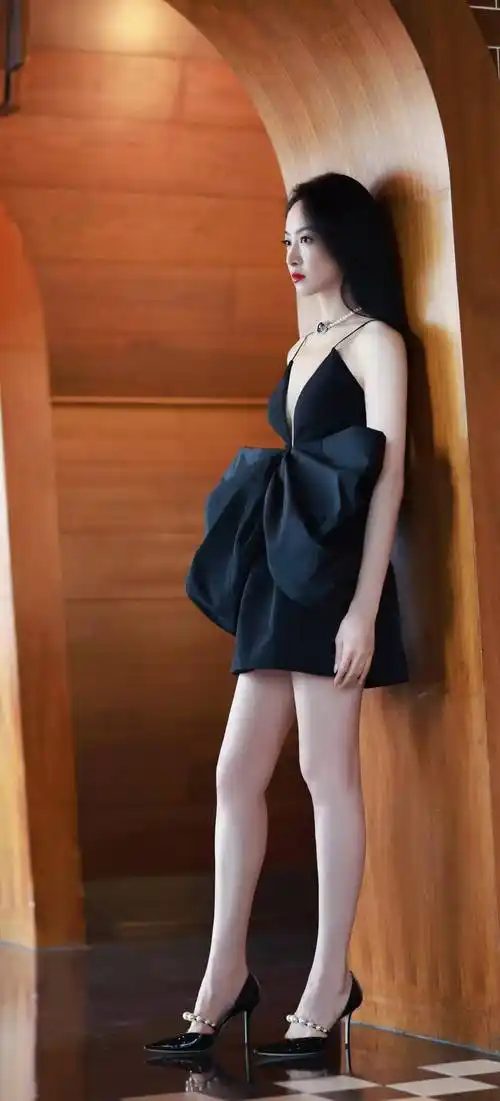 阔别多日来一波美女宋茜高清无水印壁纸_中国_金鹰_盛典