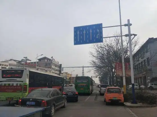 唐丰路与端明路交叉口,已安装交通信号灯并重新施划地面标线!