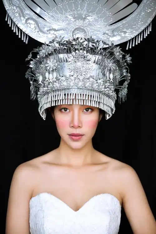 苗族头饰与婚纱的搭配