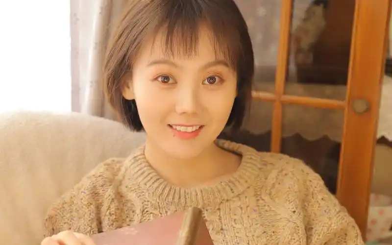 萌趣短发美女壁纸图片