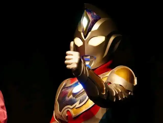 帝纳斯奥特曼起源于戴拿奥特曼,双方密切相关!德凯一样