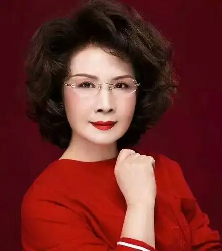 传播戏曲文化的美神------虎美玲