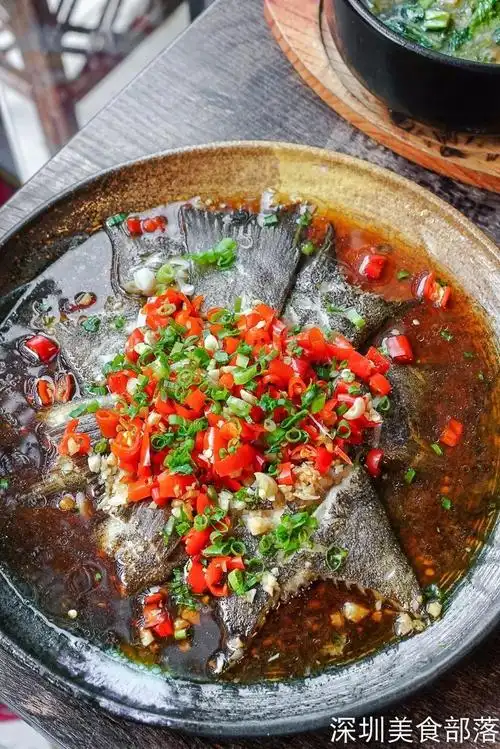 鸦片鱼尾 68元/份鱼尾肉质细腻,鱼皮挺肥厚的,很有胶质,带有点石斑