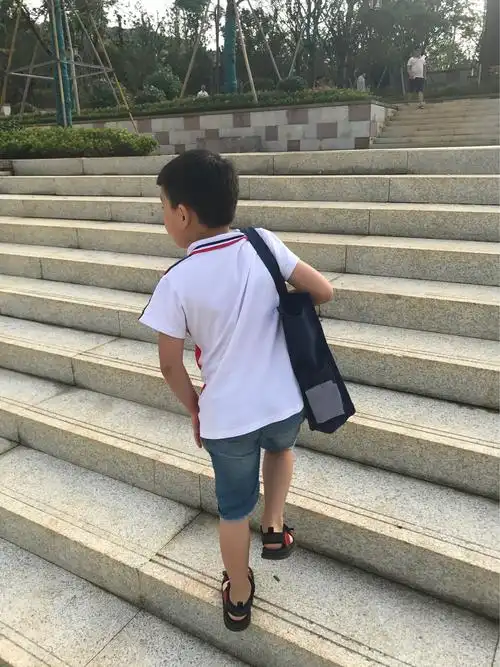 背着书包上学堂