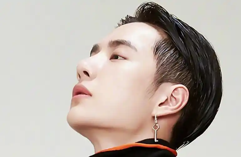 王一博很适合"大背头",换上西装打扮成熟,瞬间圈粉