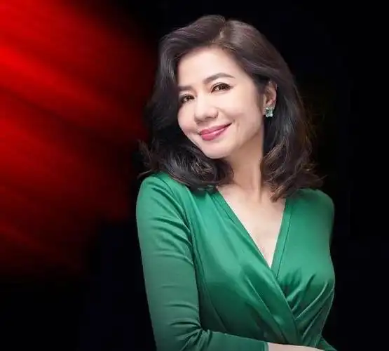 钟楚红出席活动的近照身穿金属亮片裙妩媚妩媚重现港风