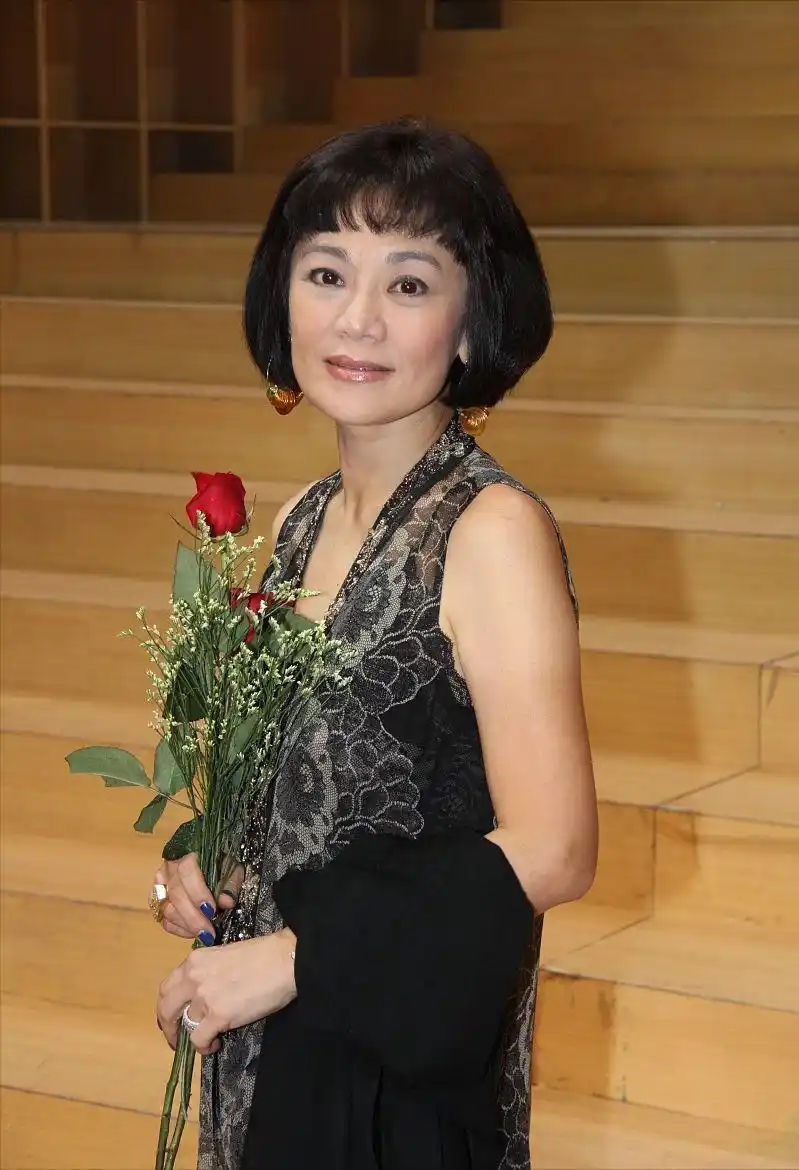 67岁张艾嘉仍在"折腾",印花上衣搭配牛仔裤自信又减龄,超漂亮