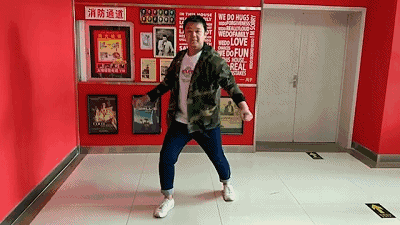 跳舞抖肩迷彩服岔开腿gif动图_动态图_表情包下载_soogif