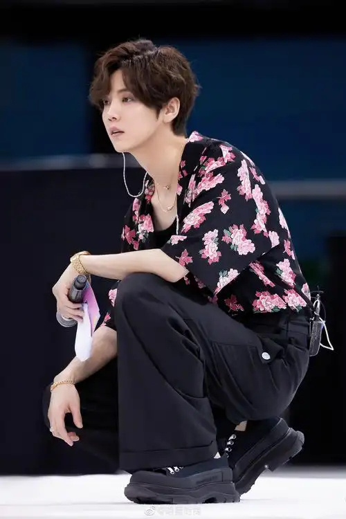 鹿晗最新造型,夏日感满满的复古印花衬衫 阔腿裤, 清俊文艺