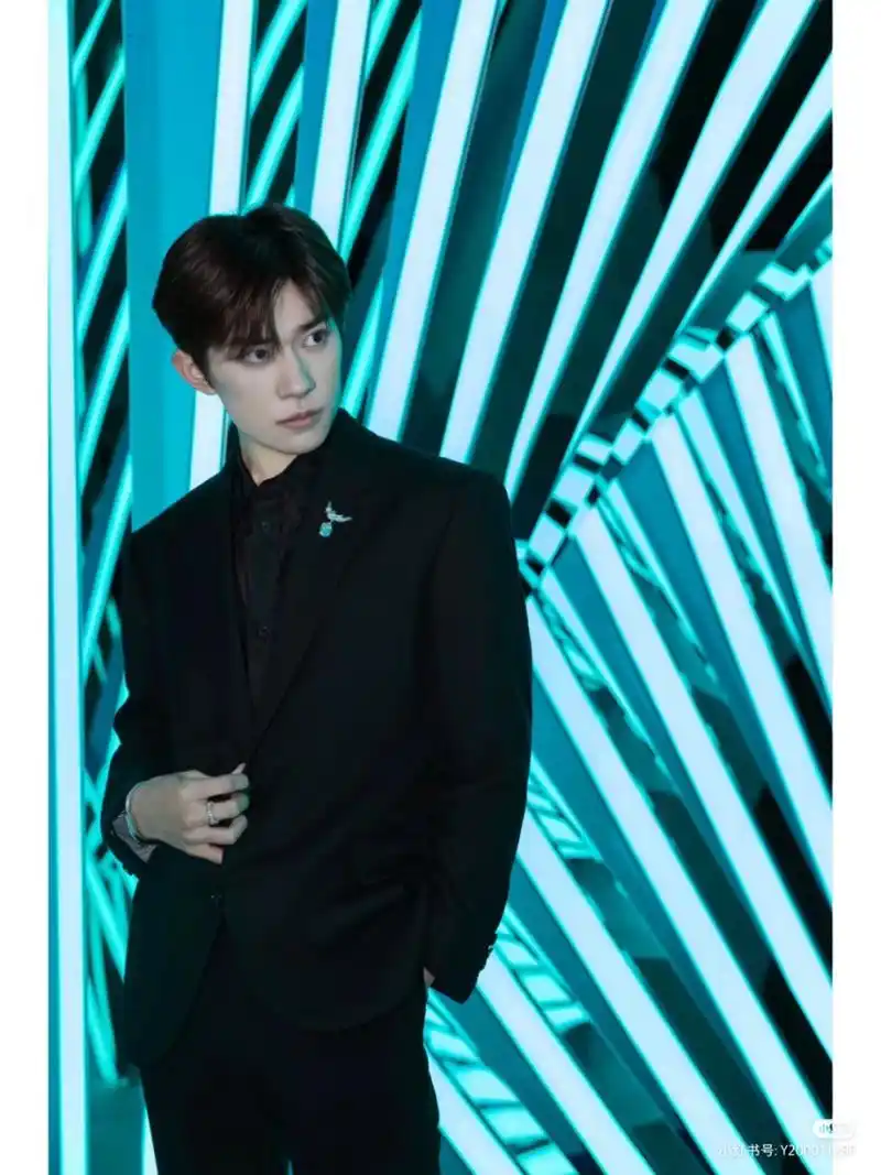 1,易烊千玺平常更喜欢坐高铁而不是飞机,只要行程不匆忙他都会坐高铁