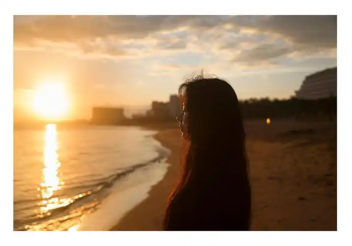 朝阳大海沙滩美女