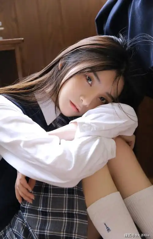性感美女时尚写真:教室校花学生服修长美腿,青春甜美迷人!