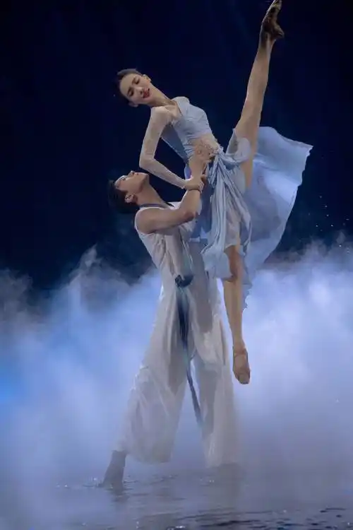 金晨演绎双人古典舞灵动轻盈衬托完美肩颈线