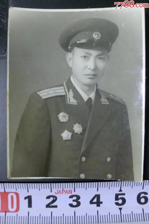 堆满勋章的军人,身穿55式校官礼服.5.9*7.4违约重拍