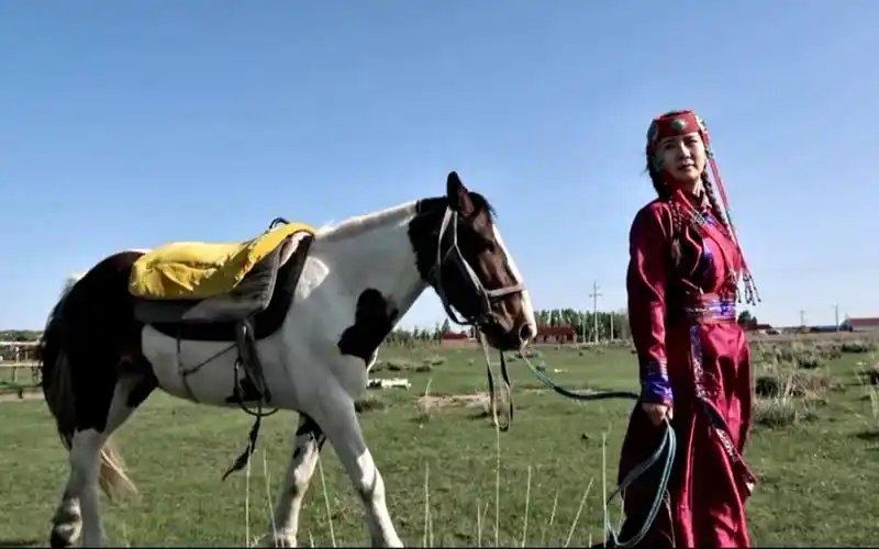 蒙古族天生就会骑马吗看妹子策马奔腾这才是蒙古族的野性魅力