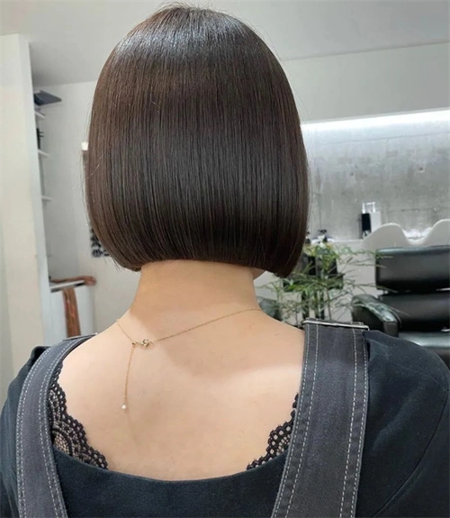 复古短发一刀切 高级洋气又性感_时尚发型 - 美发站