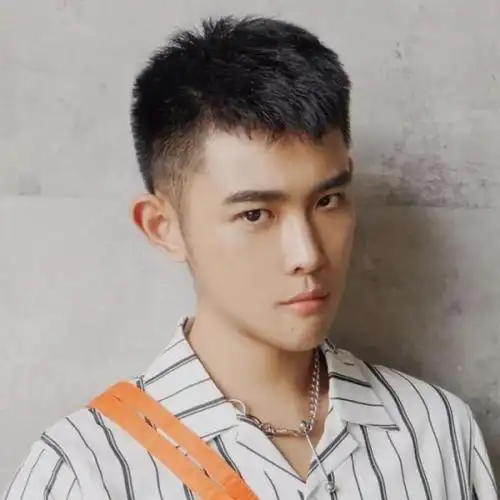 男生两边推光发型图片