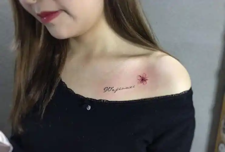 锁骨樱花纹身图片_肩部颈部花体字小清新纹身图案