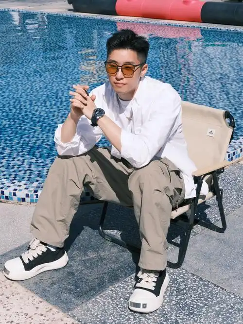 白衬衫配阳光 很棒的帅气组合