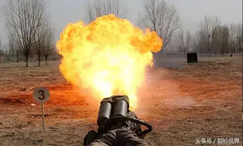 解放军喷火枪一种让敌人胆寒的武器号称碉堡的克星