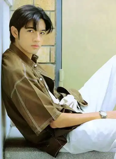 p>索纳拉姆·泰匹塔克(num),1973年8月22日出生于泰国曼谷,在泰国蓝