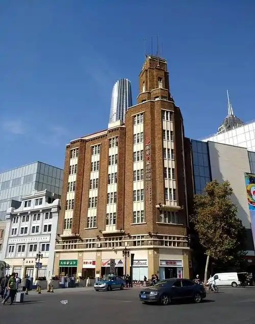 天津渤海大楼然而,多年的侦察经验,颜树炳马上捕捉到了白边眼镜后面那