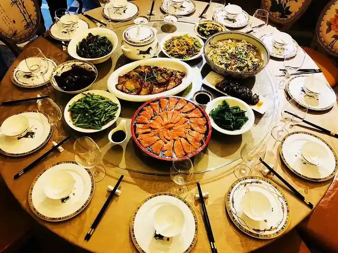 商务宴请座次安排有讲究