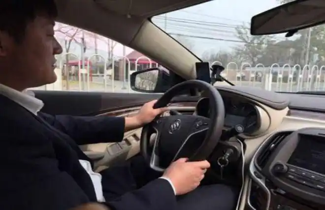 如何判断一个男人开车水平高低超简单看这5个动作一眼便知