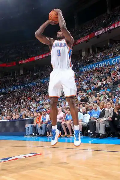 图文nba常规赛雷霆胜猛龙伊巴卡跳投