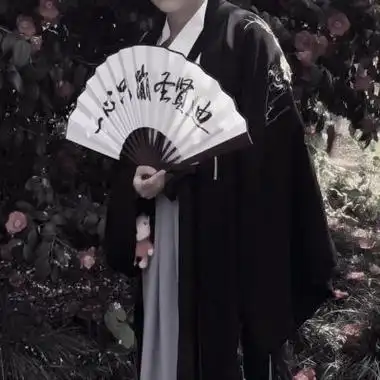 网红男生拿扇子头像