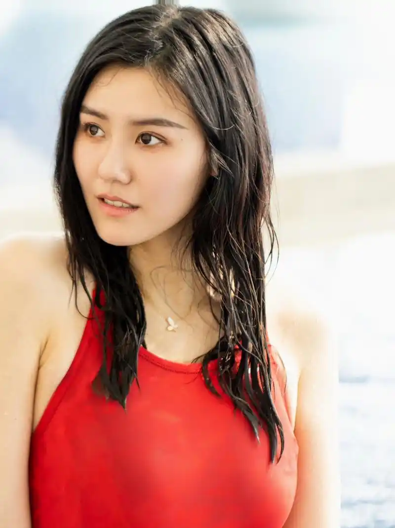 考古:刘湘,湿发红色泳装组图