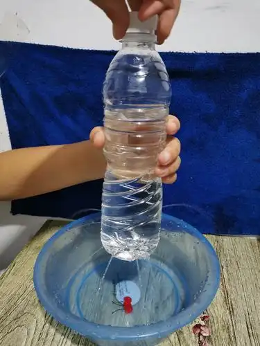 实验原理:液体内部向各个方向都有压强.