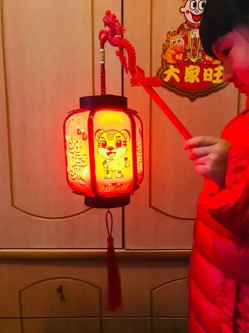 宝宝手提小灯笼