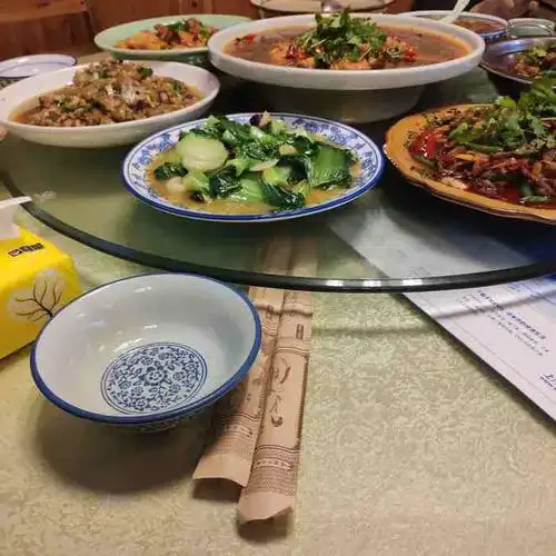 打分 在这很小的一个馆子都可以称作饭店 不过味道还行