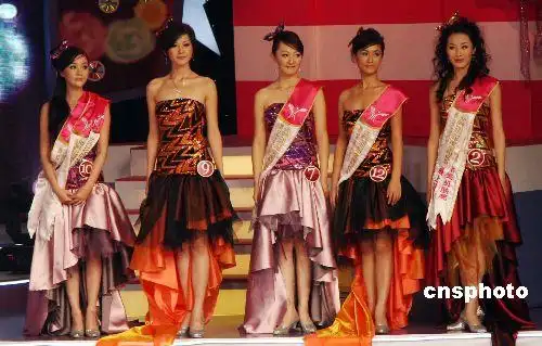 黄露颐(右一),喻叶(右二),王紫潼(中),彭友(左二),童维佳五位准"星姐"