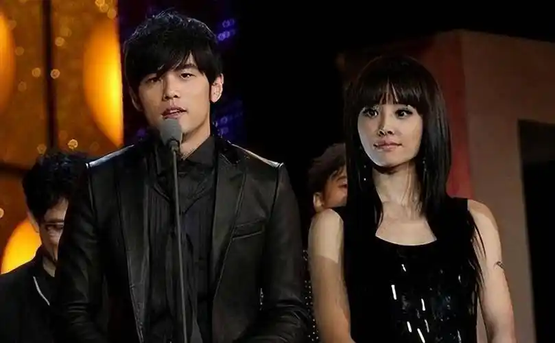 他是火20年的娱乐圈顶流,情史波及蔡依林侯佩岑,结婚8年后他…_周杰伦