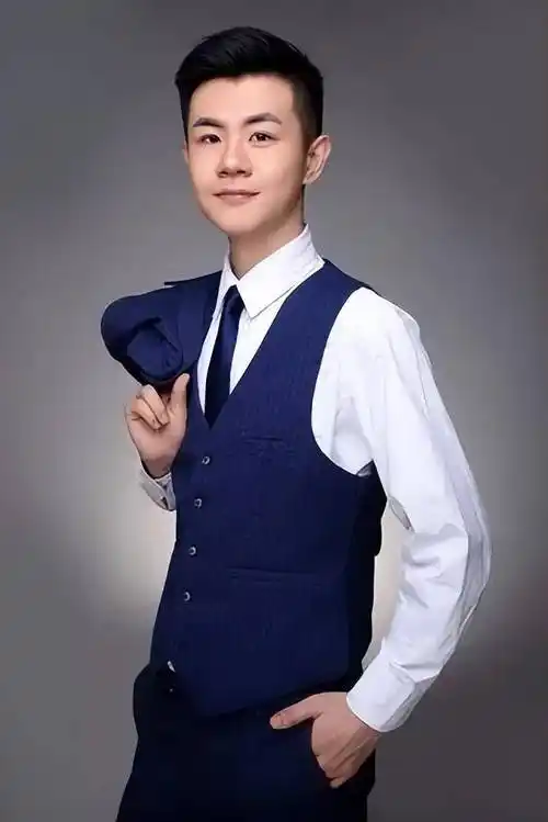 电视最帅主播李泽鹏,穿短裤出镜走红,现在进军娱乐圈当网红_实习_工作