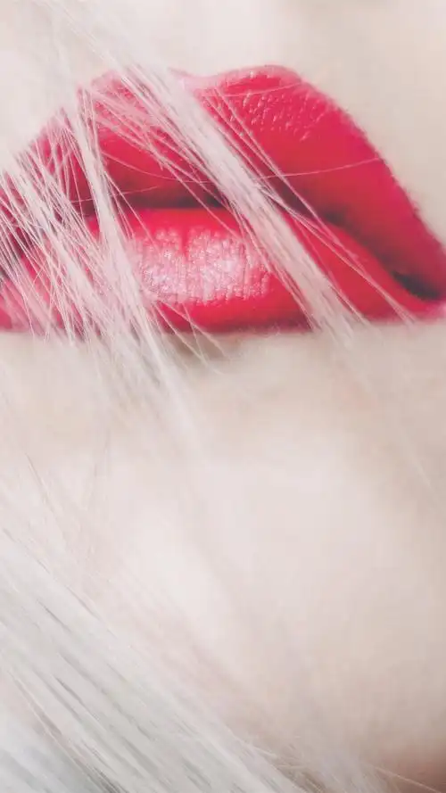 女孩红色的嘴唇,头发 1242x2688 iphone xs max 壁纸,图片,背景,照片