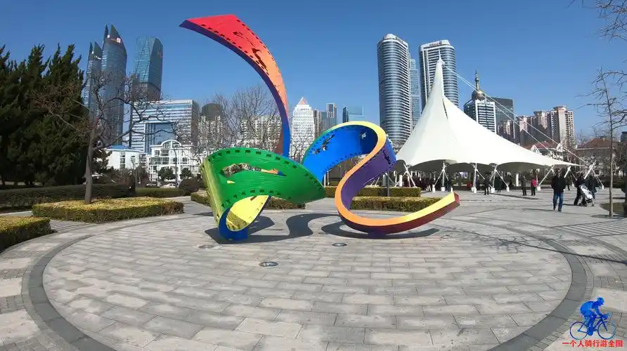 青岛有个音乐广场,位于美丽的浮山湾畔,骑着自行车带你转转