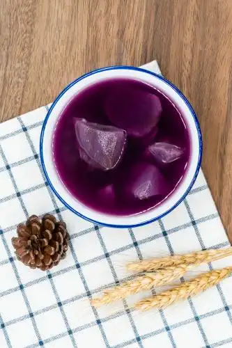 木桌背景夏日消暑甜品紫薯糖水