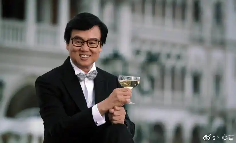 75岁黄百鸣近照精神好光膀子身材壮硕似小伙开游艇出海好惬意