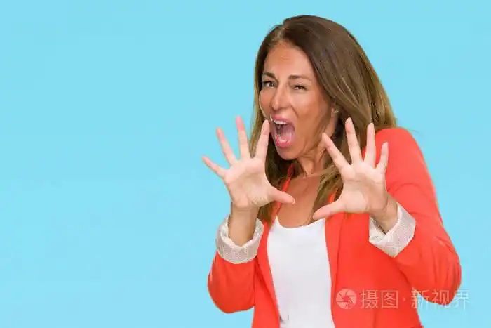美丽的中年商业成年女性在孤立的背景下害怕和恐惧的表情停止手势用手