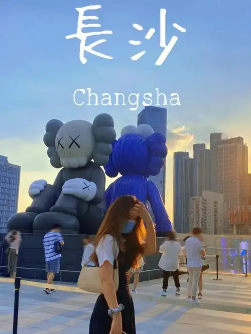 长沙必打卡地国金中心地标顶楼kaws