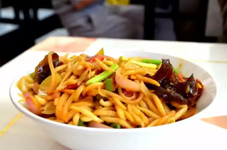 搓鱼子是当地人的叫法,也有叫搓鱼儿的,是搓鱼面的俗称,这可是甘肃特