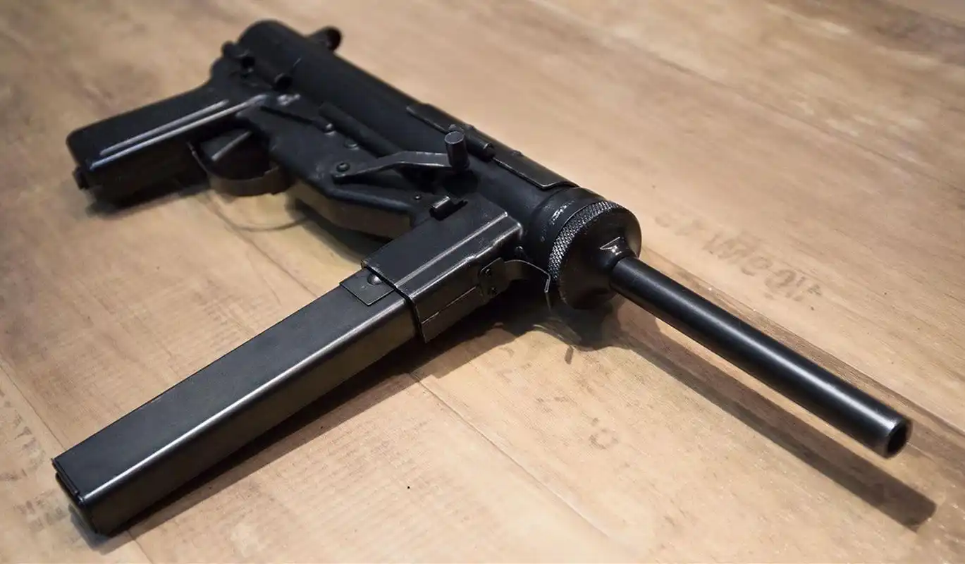 最尴尬的桥段,美军43年生产的武器,却出现在日军的手里_冲锋枪