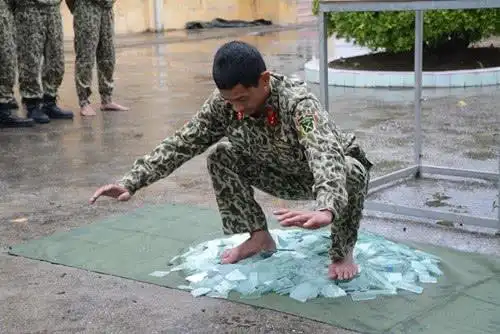 赤脚踩碎玻璃,越南特种兵爱用硬气功练体,小看就会在实战中吃亏